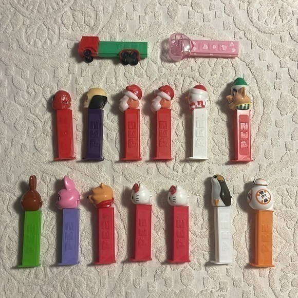 Assorted Discontinued and Vintage Pez Dispensers - Picture 3 of 7